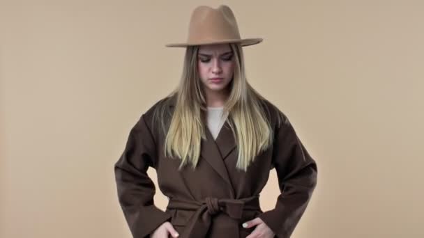 Una Joven Muy Agradable Usando Sombrero Abrigo Está Mostrando Gesto — Vídeos de Stock