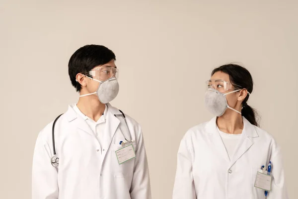 Εικόνα Νεαρών Ασιατών Ιατρών Λευκή Στολή Και Προστατευτικές Μάσκες Που — Φωτογραφία Αρχείου