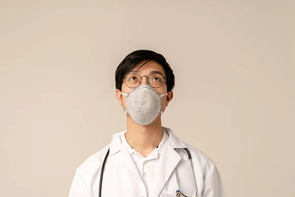 Obrázek Asijského Mladého Lékaře Lékařské Bílé Uniformě Ochranné Masky Stojící — Stock fotografie