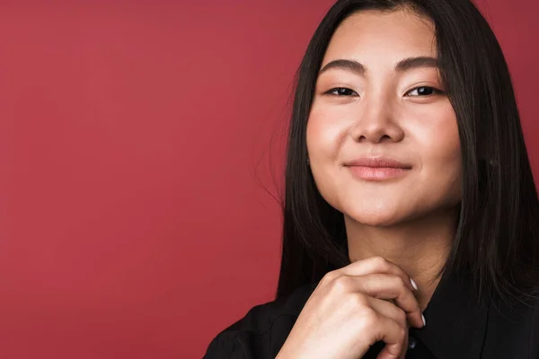 Primo Piano Una Bella Sorridente Giovane Donna Asiatica Che Indossa — Foto Stock