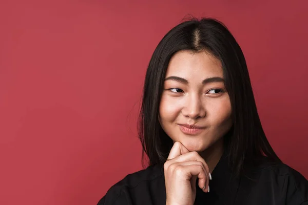 Oldukça Düşünceli Genç Asyalı Bir Kadının Kırmızı Arka Planda Tek — Stok fotoğraf