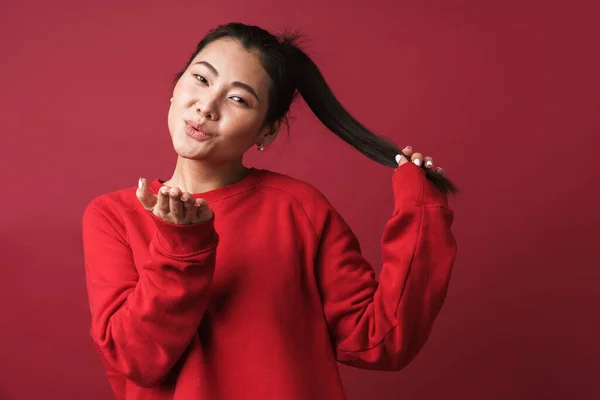 Afbeelding Van Een Aziatische Schattig Jong Vrouw Poseren Geïsoleerd Rode — Stockfoto