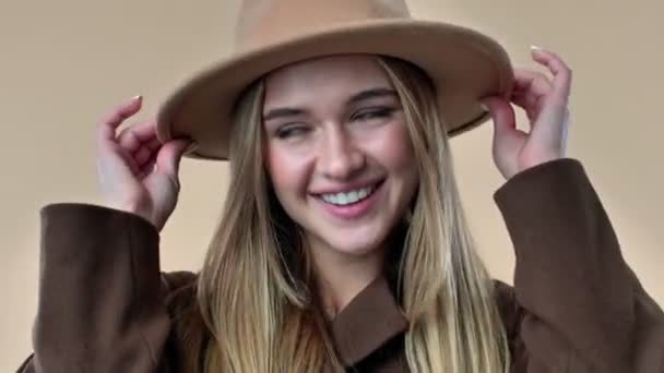 Μια Κοντινή Άποψη Μιας Πανέμορφης Νεαρής Γυναίκας Που Φοράει Καπέλο — Αρχείο Βίντεο