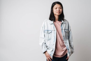 Beyaz arka planda izole edilmiş yakışıklı Asyalı adam görüntüsü.