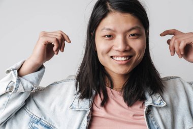 Mutlu Asyalı adam görüntüsü gülümseyen ve elleri kusan beyaz arka plan üzerinde izole edilmiş