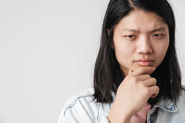 Immagine Pensare Asiatico Uomo Posa Guardando Macchina Fotografica Isolato Sfondo — Foto Stock