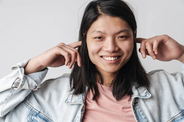 Immagine Compiaciuto Asiatico Uomo Sorridente Tappando Orecchie Isolato Sfondo Bianco — Foto Stock