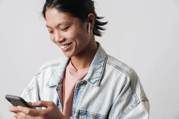 Imagem Homem Asiático Alegre Sorrindo Usar Celular Fone Ouvido Sem — Fotografia de Stock