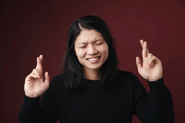 Bild Glad Asiatisk Man Ler Och Håller Tummarna För Lycka — Stockfoto
