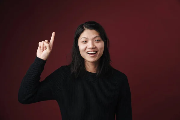 Immagine Gioioso Asiatico Uomo Sorridente Puntare Dito Verso Alto Isolato — Foto Stock