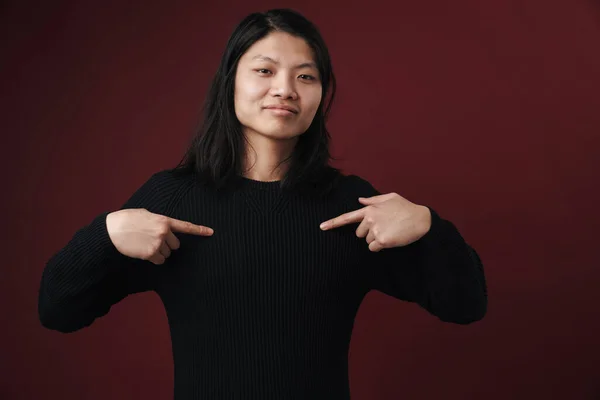 Porträtt Leende Ung Asiatisk Kvinna Som Står Isolerad Över Mörk — Stockfoto