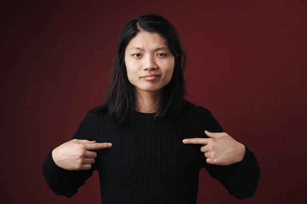Kafası Karışmış Genç Asyalı Bir Kadının Portresi Karanlık Arka Planda — Stok fotoğraf