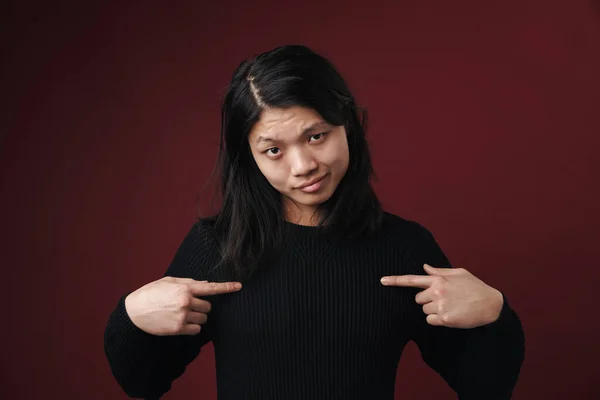 Retrato Uma Jovem Mulher Asiática Confusa Isolado Sobre Fundo Escuro — Fotografia de Stock