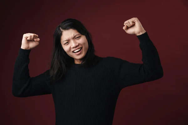 一个快乐的年轻亚洲女人的画像 她孤零零地站在黑暗的背景下 穿着休闲装 庆祝成功 — 图库照片