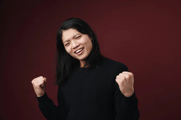 Portret Van Een Vrolijke Jonge Aziatische Vrouw Geïsoleerd Donkere Achtergrond — Stockfoto