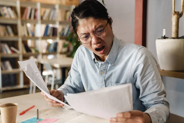 Beeld Van Ontevreden Aziatische Man Bril Die Schok Uit Terwijl — Stockfoto