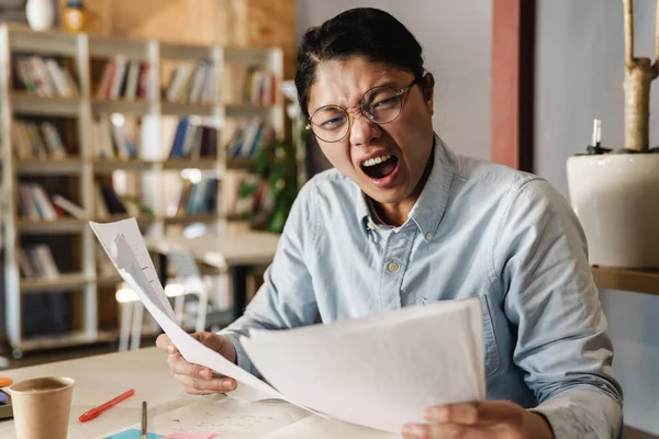 Afbeelding Van Geïrriteerde Aziatische Man Bril Die Shock Uit Terwijl — Stockfoto