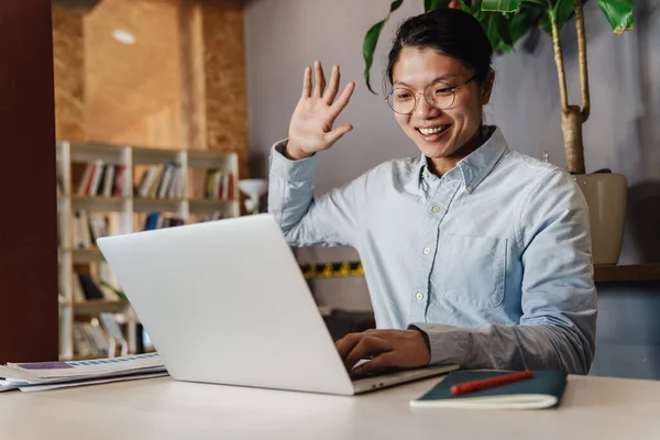 Afbeelding Van Vrolijke Knappe Aziatische Man Bril Met Laptop Zwaaiende — Stockfoto