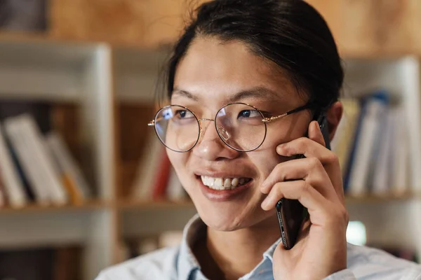 Зображення Радісного Красивого Азіатського Чоловіка Окулярах Посміхаючись Розмовляючи Мобільному Телефоні — стокове фото