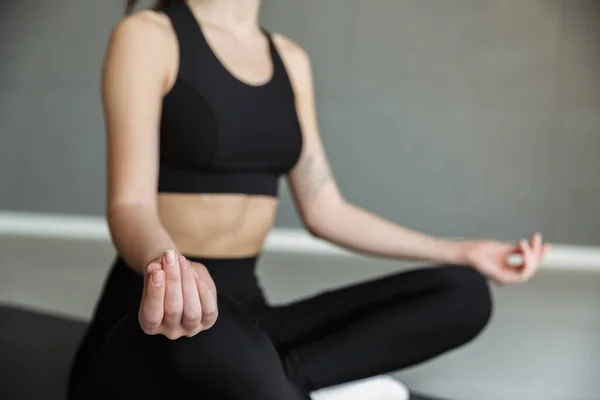 Ausschnittfoto Einer Athletischen Jungen Frau Sportbekleidung Die Meditiert Während Sie — Stockfoto