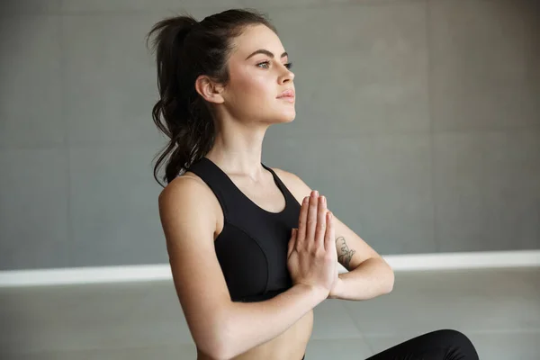 Photo Focused Young Woman Sportswear Meditating Holding Palms Together While — Stock Photo, Image