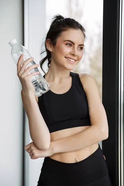 Foto Mujer Seductora Sonriente Ropa Deportiva Posando Con Botella Agua —  Fotos de Stock
