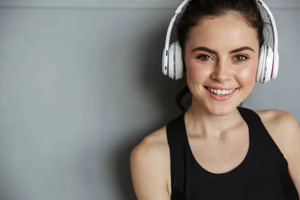 Foto Mujer Seductora Alegre Ropa Deportiva Usando Auriculares Sonriendo Mientras — Foto de Stock