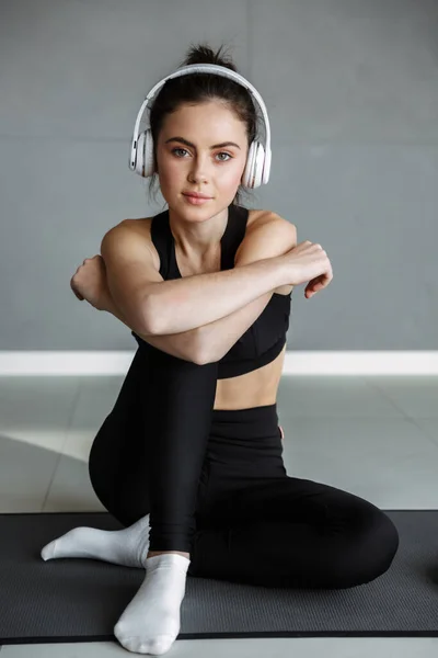 Foto Una Agradable Mujer Seductora Ropa Deportiva Usando Auriculares Mientras —  Fotos de Stock