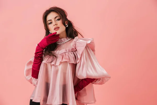 Foto Van Schattig Serieus Jong Glamour Meisje Roze Shirt Handschoenen — Stockfoto