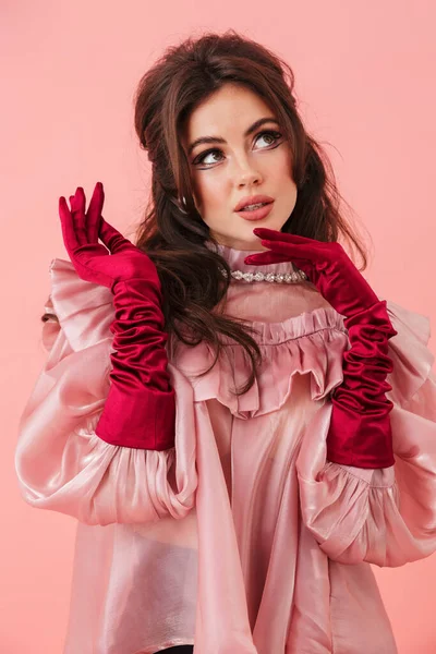 Retrato Una Hermosa Joven Morena Con Maquillaje Brillante Usando Ropa — Foto de Stock