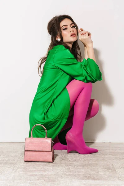 Foto Menina Glamour Grave Jovem Vestido Verde Posando Isolado Sobre — Fotografia de Stock