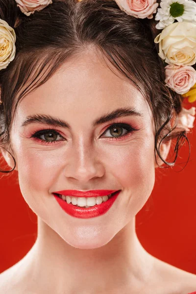 Piękny Uśmiech Młoda Brunetka Kobieta Niesamowite Kwiatowa Fryzura Noszenie Makijaż — Zdjęcie stockowe