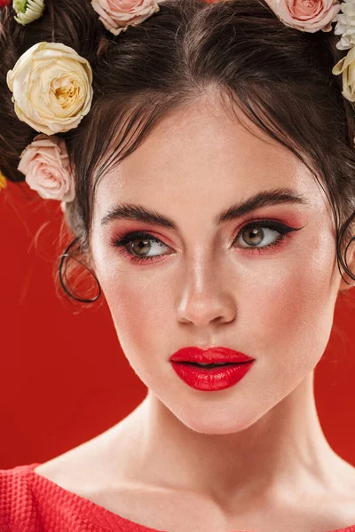 Piękna Młoda Brunetka Kobieta Niesamowitą Fryzurę Kwiatową Noszenie Makijaż Pozowanie — Zdjęcie stockowe