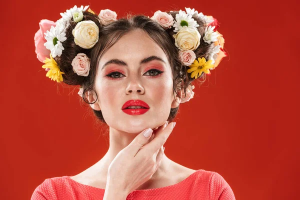 Hermosa Joven Morena Con Increíble Peinado Floral Usando Maquillaje Posando —  Fotos de Stock