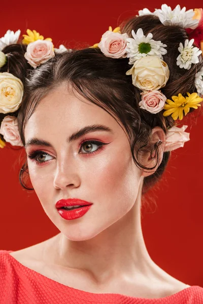 Primer Plano Retrato Una Hermosa Joven Morena Con Peinado Floral —  Fotos de Stock