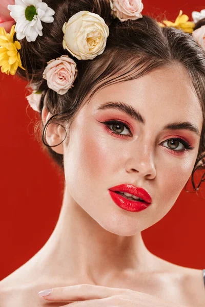 Piękna Młoda Brunetka Kobieta Niesamowitą Fryzurę Kwiatową Noszenie Makijażu Pozowanie — Zdjęcie stockowe
