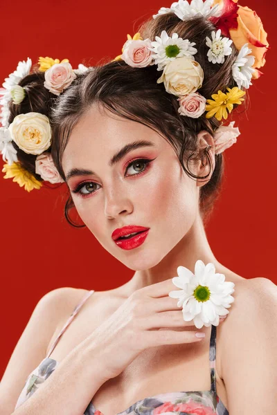 Linda Jovem Morena Com Incrível Penteado Floral Vestindo Maquiagem Posando — Fotografia de Stock
