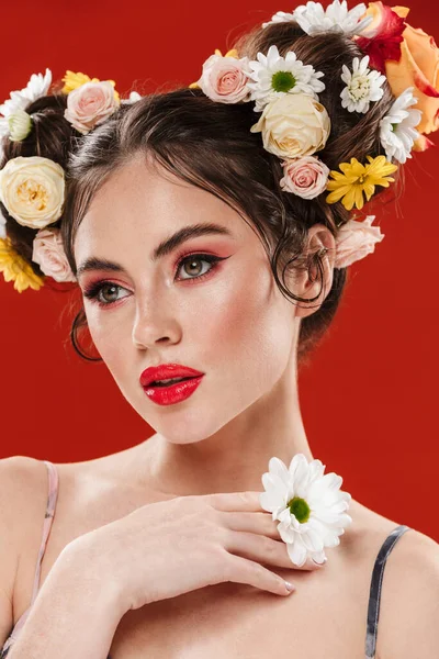 Красивая Молодая Брюнетка Женщина Удивительной Цветочной Прической Носить Макияж Позировать — стоковое фото
