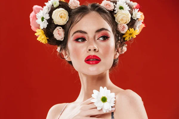 Hermosa Joven Morena Con Increíble Peinado Floral Usando Maquillaje Posando —  Fotos de Stock