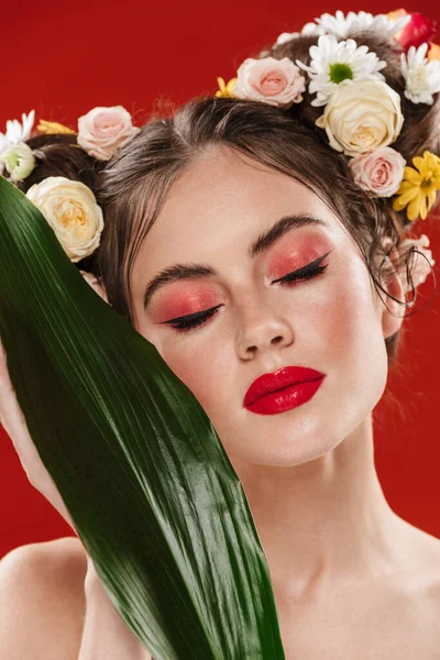 Vacker Ung Brunett Kvinna Med Fantastisk Blommig Frisyr Bär Makeup — Stockfoto