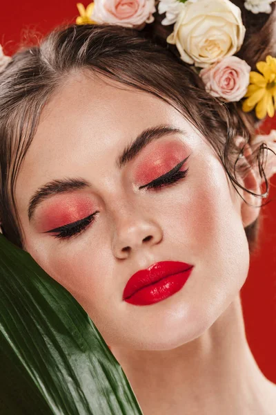 Vacker Ung Brunett Kvinna Med Fantastisk Blommig Frisyr Bär Makeup — Stockfoto