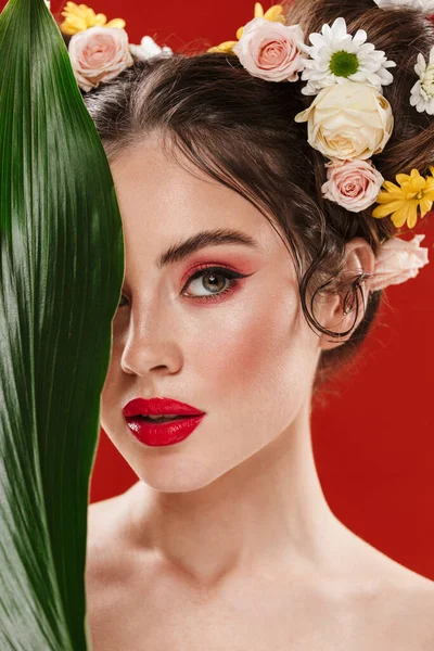 Όμορφη Νεαρή Μελαχρινή Γυναίκα Ένα Καταπληκτικό Floral Χτένισμα Φορώντας Μακιγιάζ — Φωτογραφία Αρχείου