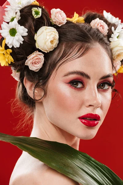 Vacker Ung Brunett Kvinna Med Fantastisk Blommig Frisyr Bär Makeup — Stockfoto