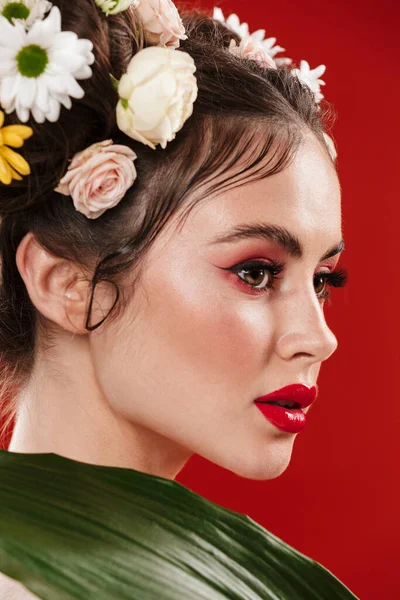 Vacker Ung Brunett Kvinna Med Fantastisk Blommig Frisyr Bär Makeup — Stockfoto