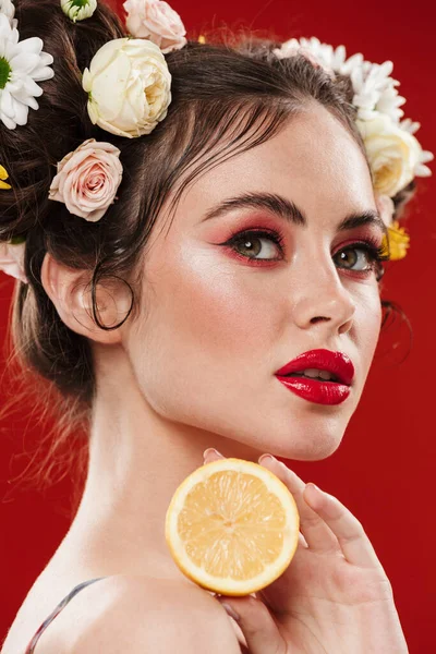 Όμορφη Νεαρή Μελαχρινή Γυναίκα Ένα Καταπληκτικό Floral Χτένισμα Φορώντας Μακιγιάζ — Φωτογραφία Αρχείου