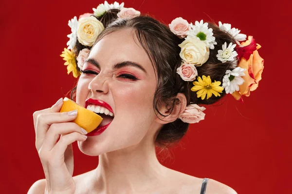 Schöne Lächelnde Junge Brünette Frau Mit Einer Erstaunlichen Floralen Frisur — Stockfoto