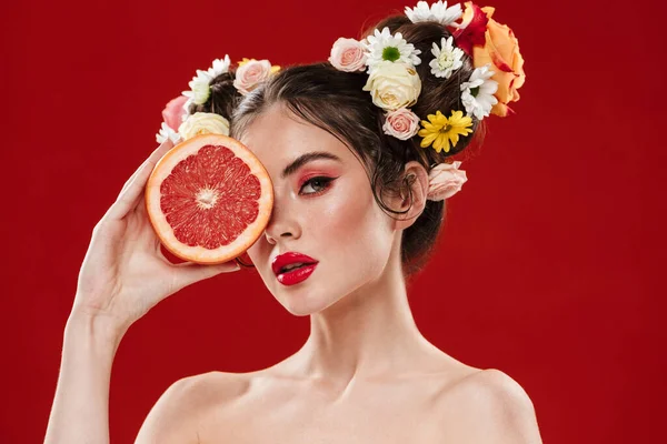 Vacker Ung Brunett Kvinna Med Fantastisk Blommig Frisyr Bär Makeup — Stockfoto