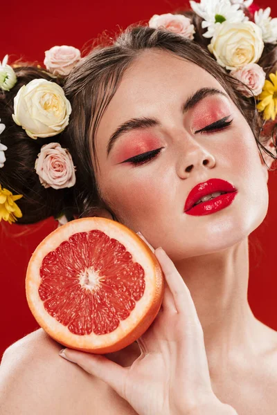 Hermosa Joven Morena Con Increíble Peinado Floral Usando Maquillaje Posando —  Fotos de Stock