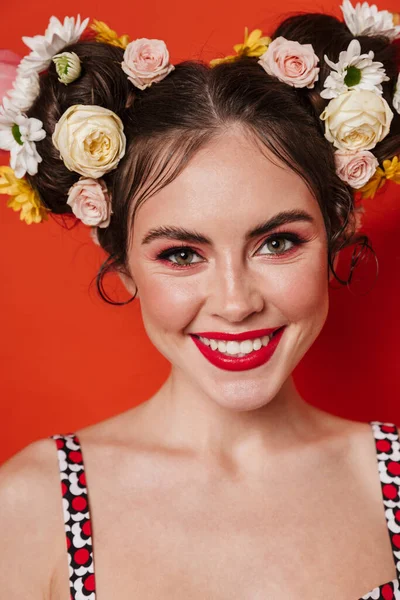 Close Retrato Uma Bela Jovem Morena Sorridente Com Penteado Floral — Fotografia de Stock