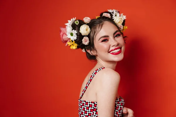 Linda Sorridente Jovem Morena Com Penteado Floral Incrível Vestindo Maquiagem — Fotografia de Stock